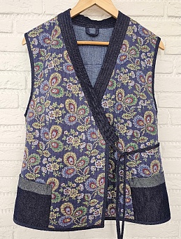 Стеганный жилет из поплина "Павушка" и вареного хлопка