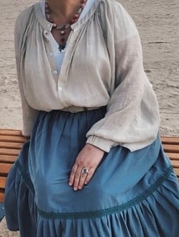 Легкая блузка и юбка из полульна в морском стиле