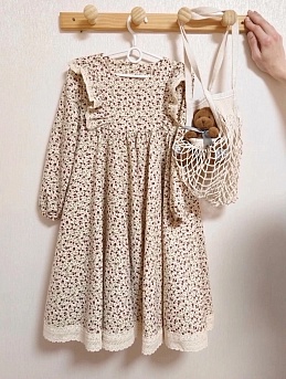 Детское платье из импортного хлопка "Россыпь красных мелких цветочков"