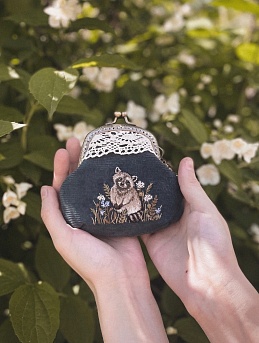 Кошелек с вышивкой в виде енота из микровельвета