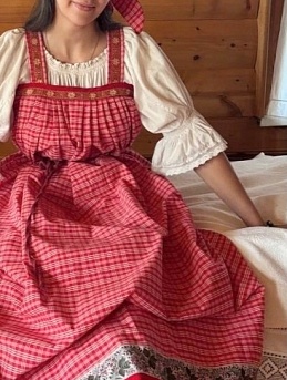 Сарафан и головной убор в народном стиле