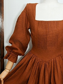 Платье из полульна в темном оранжево-коричневом цвете