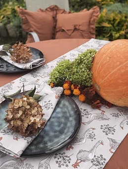 Скатерть, наволочки в осенних красках и дорожка на стол из рогожки "Гуси"