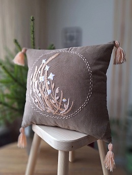 Наволочка с ковровой вышивкой на декоративную подушку из микровельвета