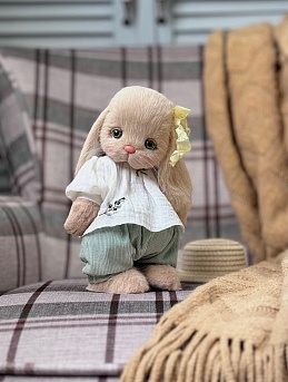 Наряд для игрушечного зайчика из муслина и микровельвета