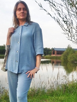 Костюм из однотонного двухслойного муслина с эффектом жатости