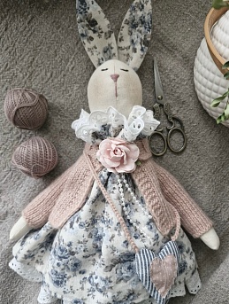 Игрушка зайчик из бязи в одежде из полульна и вареного хлопка