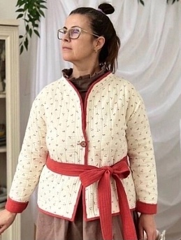 Стеганый жакет из муслина "Мелкие вишенки на ванильно-сливочном"*