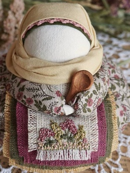 Куколка в народном стиле в наряде из Плательного хлопка "Букетики хризантемы" и многослойном льняном фартучке