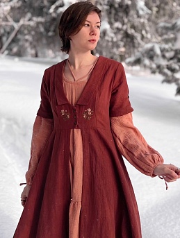 Платье из муслина и накидка из крапивы