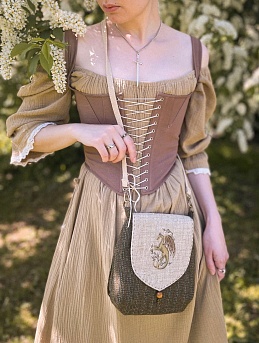 Сумочка из шерсти с вышивкой и платье из муслина