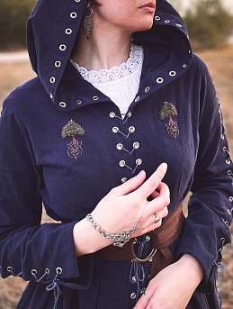 Комплект из платья мантии с вышивкой