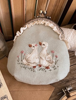 Кошелек с фермуаром и вышивкой