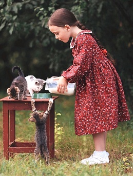 Детское платье из теплого хлопка "Полянка на бордово-малиновом"