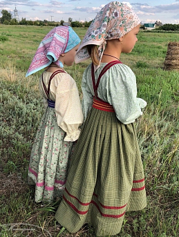 Детские сарафаны в народном стиле из пестряди "Средняя клетка" и сатина "Ароматная земляничка"