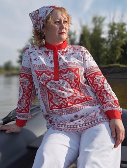 Женская рубаха в русском стиле и косынка