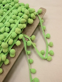 Брак(цена снижена) Тесьма "Помпоны" цв.салатово-зеленый, шир.тесьмы без помпона-10мм; помпон Ø-15мм