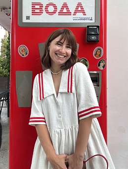 Платье в морском стиле из крапивы Рами